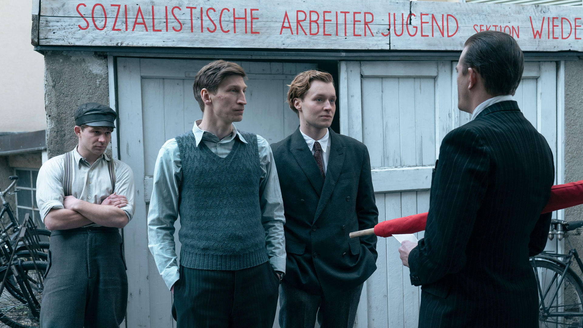 Bruno und seine Mitstreiter vor der Sozialistischen Arbeiterjugend